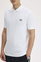 Cargar imagen en el visor de la galería, POLO LISO FRED PERRY BLANCO
