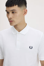 Cargar imagen en el visor de la galería, POLO LISO FRED PERRY BLANCO
