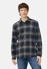 Cargar imagen en el visor de la galería, CAMISA GRUESA CUADROS AZULES
