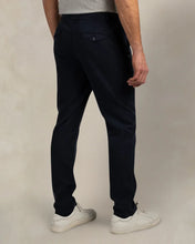Cargar imagen en el visor de la galería, PANTALÓN CHINO CON CORDON Y GOMA MARINO

