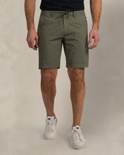 Cargar imagen en el visor de la galería, BERMUDA JOGER ALG VERDE
