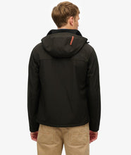 Cargar imagen en el visor de la galería, CHAQUETA TREKKER SOFT SHELL CON CAPUCHA

